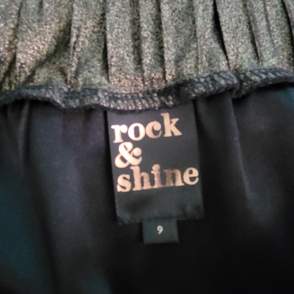 🏷1/$15, 2/$20, 3/$27 Reitmans gold shimmer skater skirt - Picture 4 of 4